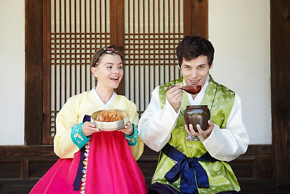 포토 JPG 주간 서양인 외국인 백인 한국문화 한국전통 전통 라이프스타일 그릇 건축물 커플 여자 남자 전통문화 문화 음식 커플라이프 여행 고건축 한국건축 김치 한옥 주류 한국 미소 웃음 들기 사람 앉기 20대 성인 야외 두명 건물 앞모습 여행객 문 전통음식 마시기 대접 체험 항아리 전통의상 한복 먹기 음주 안주 즐거움 과거 배추김치 막걸리 전통체험 남산한옥마을 한옥마을 바가지 전통주 국내여행 식생활 청년만 성인만 국내포토 자연요소 동양문화 식기 건축 감정 아시아 음료 한식 뷰포인트 컨셉 관계 모션 서울 표정 인종 청년 생활 마을 도자기 파일형식