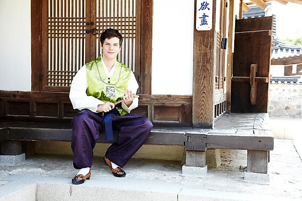 포토 JPG 주간 전신 서양인 외국인 백인 한국문화 한국전통 전통 라이프스타일 건축물 남자 전통문화 문화 여행 고건축 한국건축 한옥 한국 한명 들기 사람 앉기 20대 성인 야외 건물 앞모습 여행객 문 체험 마루 부채 전통의상 한복 즐거움 과거 전통체험 남산한옥마을 한옥마을 국내여행 남자만 남자한명만 성인남자만 청년만 청년남자만 청년남자한명만 성인한명만 성인남자한명만 성인만 국내포토 자연요소 1 동양문화 건축 감정 아시아 뷰포인트 컨셉 모션 바닥 서울 인종 청년 생활 마을 파일형식