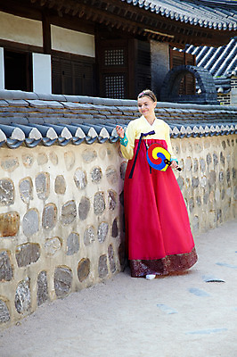 포토 JPG 주간 전신 서양인 외국인 백인 한국문화 한국전통 전통 라이프스타일 건축물 여자 전통문화 문화 여행 고건축 한국건축 한옥 한국 기와 기와집 한명 서기 미소 웃음 들기 사람 20대 성인 야외 건물 앞모습 담장 여행객 체험 부채 전통의상 한복 즐거움 과거 전통체험 남산한옥마을 한옥마을 태극선 전통부채 국내여행 여자만 여자한명만 성인여자만 청년만 청년여자만 성인한명만 청년여자한명만 성인여자한명만 성인만 국내포토 자연요소 1 동양문화 건축 감정 아시아 뷰포인트 컨셉 모션 서울 표정 인종 청년 생활 마을 파일형식