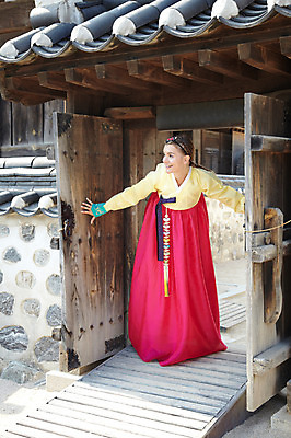 포토 JPG 주간 전신 서양인 외국인 백인 한국문화 한국전통 전통 라이프스타일 건축물 응시 여자 전통문화 문화 여행 고건축 한국건축 한옥 한국 기와 기와집 한명 서기 미소 웃음 사람 20대 성인 야외 건물 앞모습 여행객 문 체험 전통의상 한복 즐거움 대문 과거 전통문 전통체험 남산한옥마을 한옥마을 국내여행 여자만 여자한명만 성인여자만 청년만 청년여자만 성인한명만 청년여자한명만 성인여자한명만 성인만 국내포토 자연요소 1 동양문화 시선 건축 감정 아시아 뷰포인트 컨셉 모션 서울 표정 인종 청년 생활 마을 파일형식