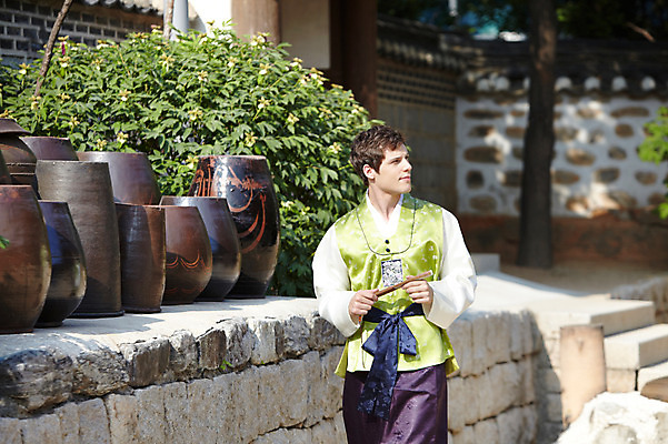 포토 JPG 주간 서양인 외국인 나무 식물 백인 한국문화 한국전통 전통 라이프스타일 건축물 응시 남자 전통문화 문화 여행 고건축 한국건축 한옥 한국 한명 들기 사람 20대 성인 야외 건물 앞모습 아웃포커스 여행객 걷기 계단 체험 항아리 부채 전통의상 한복 즐거움 과거 전통체험 남산한옥마을 한옥마을 국내여행 남자만 남자한명만 성인남자만 청년만 청년남자만 청년남자한명만 성인한명만 성인남자한명만 성인만 국내포토 자연요소 1 동양문화 시선 건축 감정 아시아 뷰포인트 컨셉 모션 서울 촬영기법 인종 청년 생활 마을 도자기 파일형식