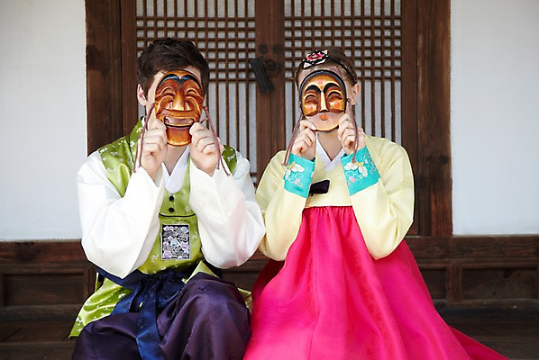 포토 JPG 주간 서양인 외국인 백인 한국문화 한국전통 전통 라이프스타일 건축물 커플 여자 남자 전통문화 문화 커플라이프 여행 고건축 한국건축 한옥 한국 가면 들기 사람 앉기 20대 성인 야외 두명 건물 앞모습 여행객 문 가림 체험 마루 전통의상 한복 즐거움 과거 탈 전통체험 남산한옥마을 한옥마을 국내여행 부네탈 양반탈 청년만 성인만 국내포토 자연요소 동양문화 건축 감정 아시아 뷰포인트 컨셉 관계 모션 바닥 서울 인종 청년 생활 마을 전통탈 파일형식