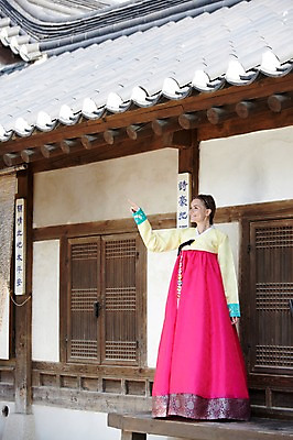 포토 JPG 주간 전신 서양인 외국인 백인 한국문화 한국전통 전통 라이프스타일 건축물 응시 여자 전통문화 문화 여행 고건축 한국건축 지붕 한옥 한국 한명 서기 미소 웃음 사람 손짓 20대 성인 야외 건물 옆모습 여행객 문 가리킴 체험 마루 전통의상 한복 즐거움 과거 처마 전통체험 남산한옥마을 한옥마을 국내여행 여자만 여자한명만 성인여자만 청년만 청년여자만 성인한명만 청년여자한명만 성인여자한명만 성인만 국내포토 자연요소 1 동양문화 시선 건축 감정 아시아 뷰포인트 컨셉 모션 바닥 서울 표정 인종 청년 생활 마을 파일형식