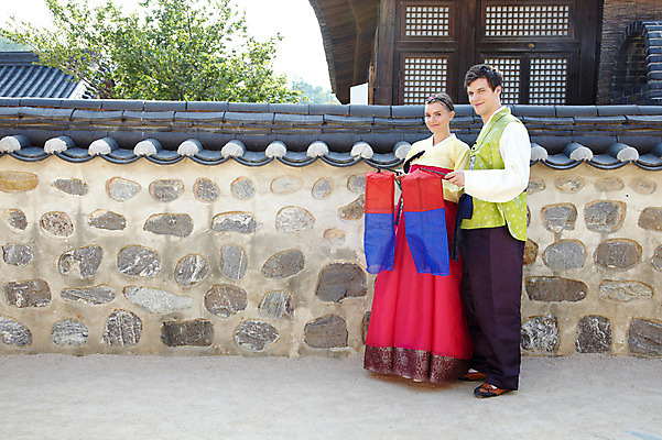 포토 JPG 주간 전신 서양인 외국인 나무 식물 백인 한국문화 한국전통 전통 라이프스타일 건축물 커플 여자 남자 전통문화 문화 커플라이프 여행 고건축 한국건축 한옥 한국 기와 기와집 서기 미소 웃음 들기 사람 20대 성인 야외 두명 건물 옆모습 담장 여행객 체험 전통의상 한복 즐거움 청사초롱 과거 전통체험 남산한옥마을 한옥마을 국내여행 청년만 성인만 국내포토 자연요소 동양문화 건축 감정 아시아 뷰포인트 컨셉 관계 모션 서울 표정 인종 청년 생활 마을 초롱 파일형식