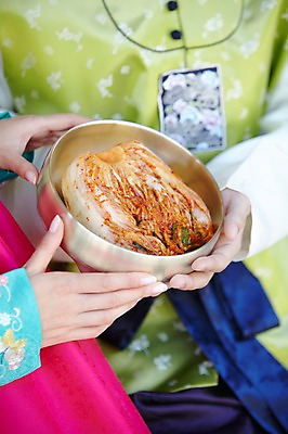 포토 JPG 주간 외국인 한국문화 한국전통 전통 라이프스타일 그릇 손 커플 여자 남자 전통문화 문화 한식 음식 커플라이프 여행 김치 한국 들기 사람 야외 두명 아웃포커스 신체부위 여행객 전통음식 대접 체험 전통의상 한복 즐거움 과거 배추김치 전통체험 남산한옥마을 국내여행 식생활 국내포토 자연요소 동양문화 식기 감정 아시아 컨셉 관계 모션 서울 촬영기법 인종 생활 한옥마을 파일형식