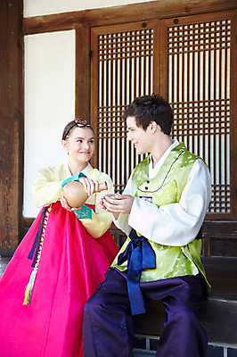 포토 JPG 주간 서양인 외국인 백인 한국문화 한국전통 전통 라이프스타일 건축물 커플 여자 남자 전통문화 문화 음식 커플라이프 여행 고건축 술잔 한국건축 술병 한옥 주류 한국 미소 웃음 들기 사람 앉기 20대 성인 야외 두명 건물 앞모습 여행객 문 마주보기 전통음식 체험 마루 붓기 전통의상 한복 음주 즐거움 과거 막걸리 전통체험 남산한옥마을 한옥마을 전통주 국내여행 식생활 청년만 성인만 국내포토 자연요소 동양문화 건축 감정 아시아 음료 뷰포인트 컨셉 관계 모션 병_용기 잔 바닥 서울 표정 인종 청년 생활 마을 파일형식