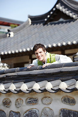 포토 JPG 주간 서양인 외국인 백인 한국문화 한국전통 전통 라이프스타일 건축물 남자 전통문화 문화 여행 고건축 한국건축 지붕 한옥 한국 기와 기와집 한명 미소 웃음 사람 상반신 20대 성인 야외 건물 앞모습 아웃포커스 담장 여행객 체험 전통의상 한복 즐거움 과거 전통체험 남산한옥마을 한옥마을 국내여행 남자만 남자한명만 성인남자만 청년만 청년남자만 청년남자한명만 성인한명만 성인남자한명만 성인만 국내포토 자연요소 1 동양문화 건축 감정 아시아 뷰포인트 컨셉 서울 촬영기법 표정 인종 청년 생활 마을 파일형식