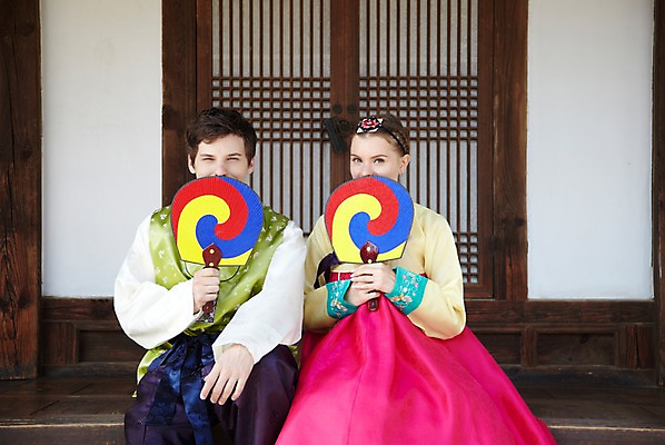 포토 JPG 주간 서양인 외국인 백인 한국문화 한국전통 전통 라이프스타일 건축물 커플 여자 남자 전통문화 문화 커플라이프 여행 고건축 한국건축 한옥 한국 들기 사람 앉기 20대 성인 야외 두명 건물 앞모습 여행객 문 가림 체험 마루 부채 전통의상 한복 즐거움 과거 전통체험 남산한옥마을 한옥마을 태극선 전통부채 국내여행 청년만 성인만 국내포토 자연요소 동양문화 건축 감정 아시아 뷰포인트 컨셉 관계 모션 바닥 서울 인종 청년 생활 마을 파일형식