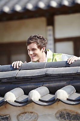 포토 JPG 주간 서양인 외국인 백인 한국문화 한국전통 전통 라이프스타일 건축물 응시 남자 전통문화 문화 여행 고건축 한국건축 한옥 한국 기와 기와집 한명 미소 웃음 사람 상반신 20대 성인 야외 건물 아웃포커스 담장 여행객 체험 전통의상 한복 즐거움 과거 전통체험 남산한옥마을 한옥마을 국내여행 남자만 남자한명만 성인남자만 청년만 청년남자만 청년남자한명만 성인한명만 성인남자한명만 성인만 국내포토 자연요소 1 동양문화 시선 건축 감정 아시아 컨셉 서울 촬영기법 표정 인종 청년 생활 마을 파일형식