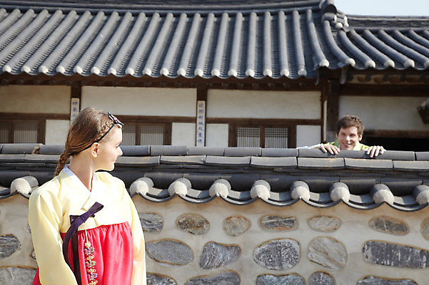 포토 JPG 주간 서양인 외국인 백인 한국문화 한국전통 전통 라이프스타일 건축물 커플 여자 남자 전통문화 문화 커플라이프 여행 고건축 한국건축 지붕 한옥 한국 기와 기와집 미소 웃음 사람 상반신 20대 성인 야외 두명 건물 앞모습 아웃포커스 담장 여행객 체험 뒤돌아보기 전통의상 한복 즐거움 과거 전통체험 남산한옥마을 한옥마을 국내여행 청년만 성인만 국내포토 자연요소 동양문화 건축 감정 아시아 뷰포인트 컨셉 관계 모션 서울 촬영기법 표정 인종 청년 생활 마을 파일형식