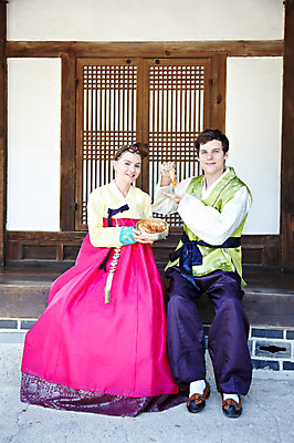 포토 JPG 주간 전신 서양인 외국인 백인 한국문화 한국전통 전통 라이프스타일 그릇 건축물 커플 여자 남자 전통문화 문화 음식 커플라이프 여행 고건축 한국건축 김치 한옥 한국 미소 웃음 들기 사람 앉기 20대 성인 야외 두명 건물 앞모습 여행객 문 전통음식 대접 체험 마루 전통의상 한복 즐거움 과거 배추김치 전통체험 남산한옥마을 한옥마을 국내여행 식생활 청년만 성인만 국내포토 자연요소 동양문화 식기 건축 감정 아시아 한식 뷰포인트 컨셉 관계 모션 바닥 서울 표정 인종 청년 생활 마을 파일형식
