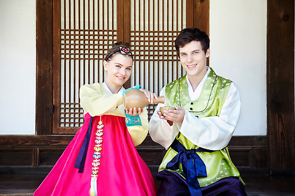 포토 JPG 주간 서양인 외국인 백인 한국문화 한국전통 전통 라이프스타일 건축물 커플 여자 남자 전통문화 문화 음식 커플라이프 여행 고건축 술잔 한국건축 술병 한옥 주류 한국 미소 웃음 들기 사람 앉기 20대 성인 야외 두명 건물 앞모습 여행객 문 전통음식 체험 마루 붓기 전통의상 한복 음주 즐거움 과거 막걸리 전통체험 남산한옥마을 한옥마을 전통주 국내여행 식생활 청년만 성인만 국내포토 자연요소 동양문화 건축 감정 아시아 음료 뷰포인트 컨셉 관계 모션 병_용기 잔 바닥 서울 표정 인종 청년 생활 마을 파일형식