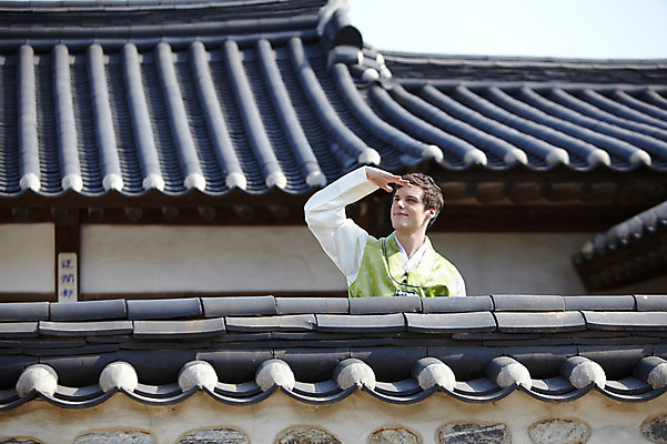 포토 JPG 주간 서양인 외국인 백인 한국문화 한국전통 전통 라이프스타일 건축물 응시 남자 전통문화 문화 여행 고건축 한국건축 지붕 한옥 한국 기와 기와집 한명 사람 손짓 상반신 20대 성인 야외 건물 앞모습 아웃포커스 담장 여행객 체험 전통의상 한복 즐거움 과거 전통체험 남산한옥마을 한옥마을 국내여행 남자만 남자한명만 성인남자만 청년만 청년남자만 청년남자한명만 성인한명만 성인남자한명만 성인만 국내포토 자연요소 1 동양문화 시선 건축 감정 아시아 뷰포인트 컨셉 모션 서울 촬영기법 인종 청년 생활 마을 파일형식