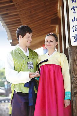 포토 JPG 주간 서양인 외국인 백인 한국문화 한국전통 전통 라이프스타일 건축물 커플 여자 남자 전통문화 문화 커플라이프 여행 고건축 한국건축 한옥 한국 서기 미소 웃음 사람 20대 성인 야외 두명 건물 앞모습 아웃포커스 여행객 체험 전통의상 한복 즐거움 과거 처마 전통체험 남산한옥마을 한옥마을 국내여행 청년만 성인만 국내포토 자연요소 동양문화 건축 감정 아시아 뷰포인트 컨셉 관계 모션 서울 촬영기법 표정 인종 청년 생활 마을 파일형식