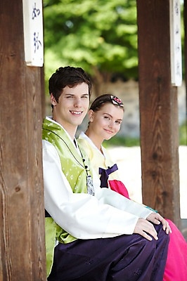 포토 JPG 주간 서양인 외국인 백인 한국문화 한국전통 전통 라이프스타일 건축물 커플 여자 남자 전통문화 문화 커플라이프 여행 고건축 한국건축 한옥 한국 미소 웃음 사람 앉기 20대 성인 야외 두명 건물 옆모습 아웃포커스 여행객 기둥 체험 마루 전통의상 한복 즐거움 과거 전통체험 남산한옥마을 한옥마을 국내여행 청년만 성인만 국내포토 자연요소 동양문화 건축 감정 아시아 뷰포인트 컨셉 관계 모션 바닥 서울 촬영기법 표정 인종 청년 생활 마을 파일형식