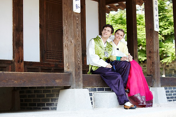 포토 JPG 주간 전신 서양인 외국인 백인 한국문화 한국전통 전통 라이프스타일 건축물 커플 응시 여자 남자 전통문화 문화 커플라이프 여행 고건축 한국건축 한옥 한국 미소 웃음 사람 앉기 20대 성인 야외 두명 건물 옆모습 여행객 기둥 체험 마루 전통의상 한복 즐거움 과거 전통체험 남산한옥마을 한옥마을 국내여행 청년만 성인만 국내포토 자연요소 동양문화 시선 건축 감정 아시아 뷰포인트 컨셉 관계 모션 바닥 서울 표정 인종 청년 생활 마을 파일형식