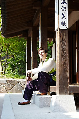 포토 JPG 주간 전신 서양인 외국인 백인 한국문화 한국전통 전통 라이프스타일 건축물 응시 남자 전통문화 문화 여행 고건축 한국건축 한옥 한국 한명 미소 웃음 들기 사람 앉기 20대 성인 야외 건물 옆모습 여행객 기둥 체험 마루 부채 전통의상 한복 즐거움 과거 처마 전통체험 남산한옥마을 한옥마을 국내여행 남자만 남자한명만 성인남자만 청년만 청년남자만 청년남자한명만 성인한명만 성인남자한명만 성인만 국내포토 자연요소 1 동양문화 시선 건축 감정 아시아 뷰포인트 컨셉 모션 바닥 서울 표정 인종 청년 생활 마을 파일형식