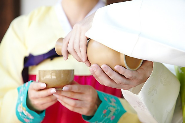 포토 JPG 주간 외국인 한국문화 한국전통 전통 라이프스타일 손 커플 여자 남자 전통문화 문화 음식 커플라이프 여행 술잔 술병 주류 한국 들기 사람 야외 두명 아웃포커스 신체부위 여행객 전통음식 체험 붓기 전통의상 한복 음주 즐거움 과거 막걸리 전통체험 남산한옥마을 전통주 국내여행 식생활 국내포토 자연요소 동양문화 감정 아시아 음료 컨셉 관계 모션 병_용기 잔 서울 촬영기법 인종 생활 한옥마을 파일형식