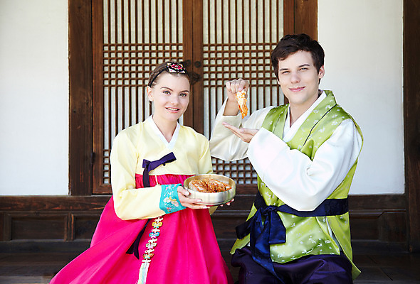 포토 JPG 주간 서양인 외국인 백인 한국문화 한국전통 전통 라이프스타일 그릇 건축물 커플 여자 남자 전통문화 문화 음식 커플라이프 여행 고건축 한국건축 김치 한옥 한국 미소 웃음 들기 사람 앉기 20대 성인 야외 두명 건물 앞모습 여행객 문 전통음식 대접 체험 마루 전통의상 한복 즐거움 과거 배추김치 전통체험 남산한옥마을 한옥마을 국내여행 식생활 청년만 성인만 국내포토 자연요소 동양문화 식기 건축 감정 아시아 한식 뷰포인트 컨셉 관계 모션 바닥 서울 표정 인종 청년 생활 마을 파일형식