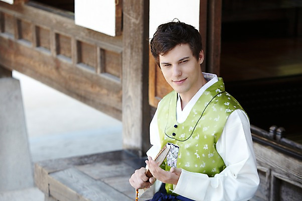 포토 JPG 주간 서양인 외국인 백인 한국문화 한국전통 전통 라이프스타일 건축물 응시 남자 전통문화 문화 여행 고건축 한국건축 한옥 한국 한명 들기 사람 앉기 상반신 20대 성인 야외 건물 아웃포커스 여행객 체험 마루 부채 전통의상 한복 즐거움 과거 전통체험 남산한옥마을 한옥마을 국내여행 남자만 남자한명만 성인남자만 청년만 청년남자만 청년남자한명만 성인한명만 성인남자한명만 성인만 국내포토 자연요소 1 동양문화 시선 건축 감정 아시아 컨셉 모션 바닥 서울 촬영기법 인종 청년 생활 마을 파일형식