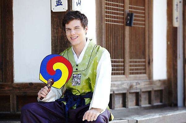 포토 JPG 주간 서양인 외국인 백인 한국문화 한국전통 전통 라이프스타일 건축물 남자 전통문화 문화 여행 고건축 한국건축 한옥 한국 한명 미소 웃음 들기 사람 앉기 20대 성인 야외 건물 앞모습 아웃포커스 여행객 문 체험 마루 부채 전통의상 한복 즐거움 과거 전통체험 남산한옥마을 한옥마을 태극선 전통부채 국내여행 남자만 남자한명만 성인남자만 청년만 청년남자만 청년남자한명만 성인한명만 성인남자한명만 성인만 국내포토 자연요소 1 동양문화 건축 감정 아시아 뷰포인트 컨셉 모션 바닥 서울 촬영기법 표정 인종 청년 생활 마을 파일형식