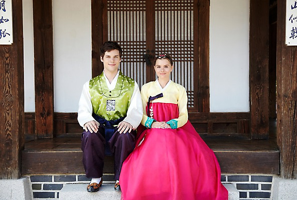 포토 JPG 주간 전신 서양인 외국인 백인 한국문화 한국전통 전통 라이프스타일 건축물 커플 여자 남자 전통문화 문화 커플라이프 여행 고건축 한국건축 한옥 한국 미소 웃음 사람 앉기 20대 성인 야외 두명 건물 앞모습 여행객 문 기둥 체험 마루 전통의상 한복 즐거움 과거 전통체험 남산한옥마을 한옥마을 국내여행 청년만 성인만 국내포토 자연요소 동양문화 건축 감정 아시아 뷰포인트 컨셉 관계 모션 바닥 서울 표정 인종 청년 생활 마을 파일형식