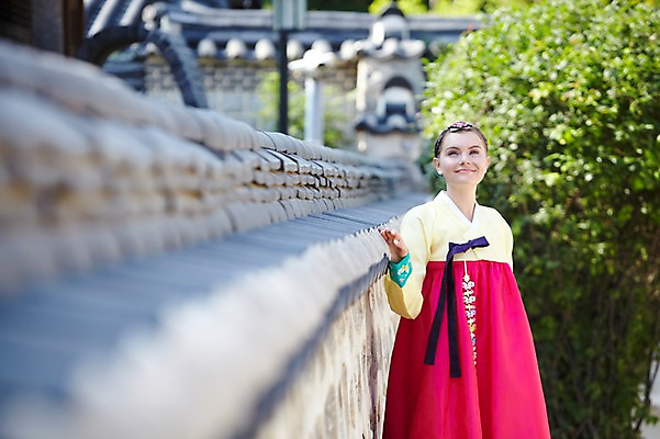 포토 JPG 주간 서양인 외국인 나무 식물 백인 한국문화 한국전통 전통 라이프스타일 건축물 응시 여자 전통문화 문화 여행 고건축 한국건축 한옥 한국 기와 한명 서기 미소 웃음 사람 20대 성인 야외 건물 앞모습 아웃포커스 담장 여행객 체험 전통의상 한복 즐거움 과거 전통체험 남산한옥마을 한옥마을 국내여행 여자만 여자한명만 성인여자만 청년만 청년여자만 성인한명만 청년여자한명만 성인여자한명만 성인만 국내포토 자연요소 1 동양문화 시선 건축 감정 아시아 뷰포인트 컨셉 모션 서울 촬영기법 표정 인종 청년 생활 마을 파일형식