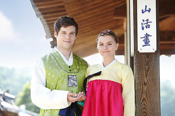 포토 JPG 주간 서양인 외국인 백인 한국문화 한국전통 전통 라이프스타일 건축물 커플 여자 남자 전통문화 문화 커플라이프 여행 고건축 한국건축 한옥 한국 미소 웃음 사람 상반신 20대 성인 야외 두명 건물 앞모습 아웃포커스 여행객 기둥 체험 전통의상 한복 즐거움 과거 전통체험 남산한옥마을 한옥마을 국내여행 청년만 성인만 국내포토 자연요소 동양문화 건축 감정 아시아 뷰포인트 컨셉 관계 서울 촬영기법 표정 인종 청년 생활 마을 파일형식