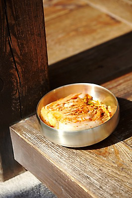 포토 JPG 주간 한국문화 한국전통 전통 그릇 문화 한식 김치 한옥 그림자 사람없음 야외 아웃포커스 전통음식 대접 기둥 마루 즐거움 과거 발효 배추김치 전통체험 남산한옥마을 발효음식 식생활 국내포토 자연요소 동양문화 식기 건축 감정 음식 컨셉 고건축 바닥 서울 한국 촬영기법 체험 한옥마을 파일형식