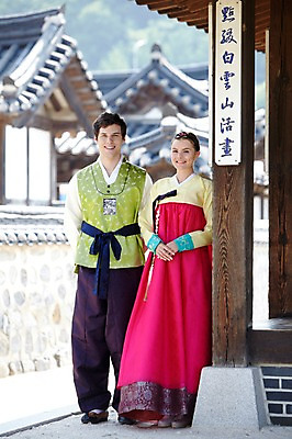 포토 JPG 주간 전신 서양인 외국인 백인 한국문화 한국전통 전통 라이프스타일 건축물 커플 여자 남자 전통문화 문화 커플라이프 여행 고건축 한국건축 한옥 한국 기와 기와집 서기 미소 웃음 사람 20대 성인 야외 두명 건물 앞모습 아웃포커스 여행객 기둥 체험 전통의상 한복 즐거움 과거 전통체험 남산한옥마을 한옥마을 국내여행 청년만 성인만 국내포토 자연요소 동양문화 건축 감정 아시아 뷰포인트 컨셉 관계 모션 서울 촬영기법 표정 인종 청년 생활 마을 파일형식