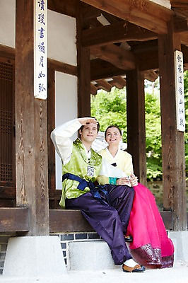 포토 JPG 주간 전신 서양인 외국인 백인 한국문화 한국전통 전통 라이프스타일 건축물 커플 응시 여자 남자 전통문화 문화 커플라이프 여행 고건축 한국건축 한옥 한국 미소 웃음 사람 앉기 손짓 20대 성인 야외 두명 건물 옆모습 여행객 기둥 체험 마루 전통의상 한복 즐거움 과거 전통체험 남산한옥마을 한옥마을 국내여행 청년만 성인만 국내포토 자연요소 동양문화 시선 건축 감정 아시아 뷰포인트 컨셉 관계 모션 바닥 서울 표정 인종 청년 생활 마을 파일형식