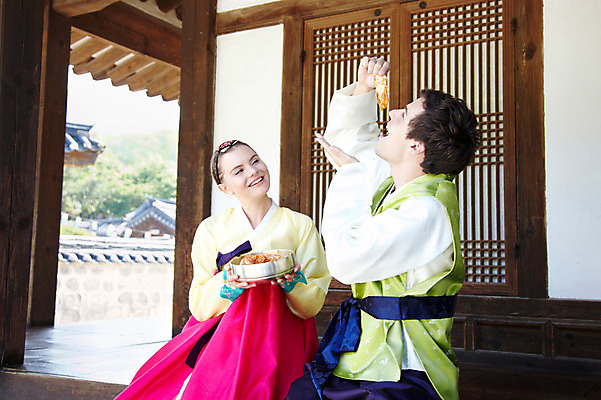 포토 JPG 주간 서양인 외국인 백인 한국문화 한국전통 전통 라이프스타일 그릇 건축물 커플 여자 남자 전통문화 문화 음식 커플라이프 여행 고건축 한국건축 김치 한옥 한국 미소 웃음 들기 사람 앉기 20대 성인 야외 두명 건물 앞모습 옆모습 여행객 문 전통음식 대접 체험 마루 전통의상 한복 먹기 즐거움 과거 배추김치 전통체험 남산한옥마을 한옥마을 국내여행 식생활 청년만 성인만 국내포토 자연요소 동양문화 식기 건축 감정 아시아 한식 뷰포인트 컨셉 관계 모션 바닥 서울 표정 인종 청년 생활 마을 파일형식