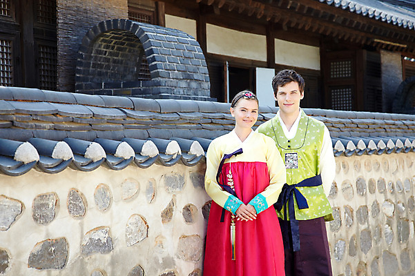 포토 JPG 주간 서양인 외국인 백인 한국문화 한국전통 전통 라이프스타일 건축물 커플 여자 남자 전통문화 문화 커플라이프 여행 고건축 한국건축 한옥 한국 기와 기와집 서기 미소 웃음 사람 20대 성인 야외 두명 건물 앞모습 담장 여행객 체험 전통의상 한복 즐거움 과거 전통체험 남산한옥마을 한옥마을 국내여행 청년만 성인만 국내포토 자연요소 동양문화 건축 감정 아시아 뷰포인트 컨셉 관계 모션 서울 표정 인종 청년 생활 마을 파일형식
