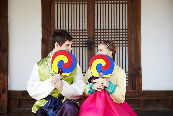 포토 JPG 주간 서양인 외국인 백인 한국문화 한국전통 전통 라이프스타일 건축물 커플 여자 남자 전통문화 문화 커플라이프 여행 고건축 한국건축 한옥 한국 들기 사람 앉기 20대 성인 야외 두명 건물 앞모습 여행객 문 마주보기 가림 체험 부채 전통의상 한복 즐거움 과거 전통체험 남산한옥마을 한옥마을 태극선 전통부채 국내여행 청년만 성인만 국내포토 자연요소 동양문화 건축 감정 아시아 뷰포인트 컨셉 관계 모션 서울 인종 청년 생활 마을 파일형식