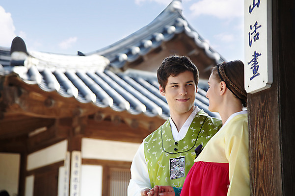 포토 JPG 주간 서양인 외국인 백인 한국문화 한국전통 전통 라이프스타일 건축물 커플 여자 남자 전통문화 문화 커플라이프 여행 고건축 한국건축 한옥 한국 기와 기와집 미소 웃음 사람 상반신 20대 성인 야외 두명 건물 앞모습 옆모습 아웃포커스 여행객 마주보기 체험 전통의상 한복 즐거움 과거 전통체험 남산한옥마을 한옥마을 국내여행 청년만 성인만 국내포토 자연요소 동양문화 건축 감정 아시아 뷰포인트 컨셉 관계 모션 서울 촬영기법 표정 인종 청년 생활 마을 파일형식