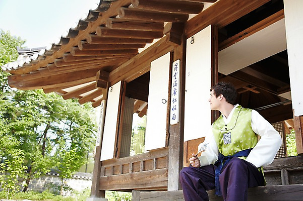 포토 JPG 주간 서양인 외국인 나무 식물 백인 한국문화 한국전통 전통 라이프스타일 건축물 응시 남자 전통문화 문화 여행 고건축 한국건축 한옥 한국 한명 들기 사람 앉기 20대 성인 야외 건물 여행객 체험 마루 부채 전통의상 한복 즐거움 과거 처마 전통체험 남산한옥마을 한옥마을 국내여행 남자만 남자한명만 성인남자만 청년만 청년남자만 청년남자한명만 성인한명만 성인남자한명만 성인만 국내포토 자연요소 1 동양문화 시선 건축 감정 아시아 컨셉 모션 바닥 서울 인종 청년 생활 마을 파일형식