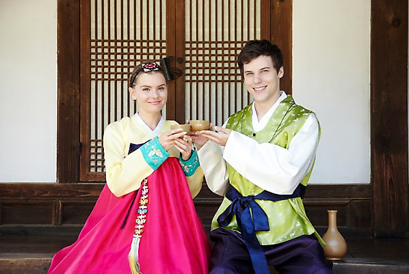 포토 JPG 주간 서양인 외국인 백인 한국문화 한국전통 전통 라이프스타일 건축물 커플 여자 남자 전통문화 문화 음식 커플라이프 여행 고건축 술잔 한국건축 술병 한옥 주류 한국 미소 웃음 들기 사람 앉기 20대 성인 야외 두명 건물 앞모습 여행객 문 전통음식 체험 마루 전통의상 한복 음주 즐거움 건배 과거 막걸리 전통체험 남산한옥마을 한옥마을 전통주 국내여행 식생활 청년만 성인만 국내포토 자연요소 동양문화 건축 감정 아시아 음료 뷰포인트 컨셉 관계 모션 병_용기 잔 바닥 서울 표정 인종 청년 생활 마을 파일형식