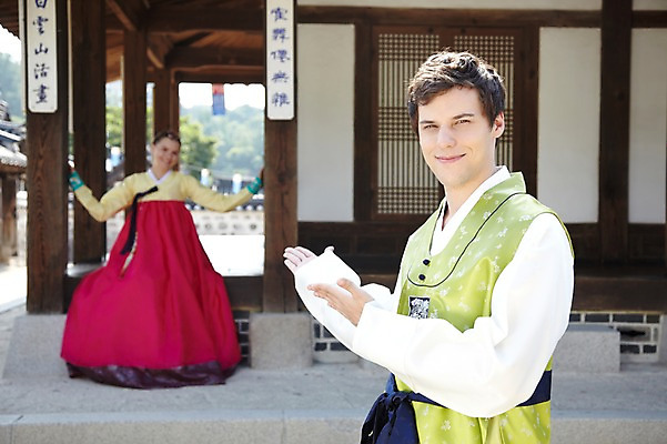 포토 JPG 주간 전신 서양인 외국인 백인 한국문화 한국전통 전통 라이프스타일 건축물 커플 여자 남자 전통문화 문화 커플라이프 여행 고건축 한국건축 한옥 안내 한국 서기 미소 웃음 사람 앉기 손짓 상반신 20대 성인 야외 두명 건물 앞모습 아웃포커스 여행객 체험 전통의상 한복 즐거움 과거 전통체험 남산한옥마을 한옥마을 국내여행 청년만 성인만 국내포토 자연요소 동양문화 건축 감정 아시아 뷰포인트 컨셉 관계 모션 서울 촬영기법 표정 인종 청년 생활 마을 파일형식