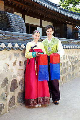 포토 JPG 주간 전신 서양인 외국인 백인 한국문화 한국전통 전통 라이프스타일 건축물 커플 여자 남자 전통문화 문화 커플라이프 여행 고건축 한국건축 한옥 한국 기와 기와집 서기 미소 웃음 들기 사람 20대 성인 야외 두명 건물 앞모습 담장 여행객 체험 전통의상 한복 즐거움 청사초롱 과거 전통체험 남산한옥마을 한옥마을 국내여행 청년만 성인만 국내포토 자연요소 동양문화 건축 감정 아시아 뷰포인트 컨셉 관계 모션 서울 표정 인종 청년 생활 마을 초롱 파일형식