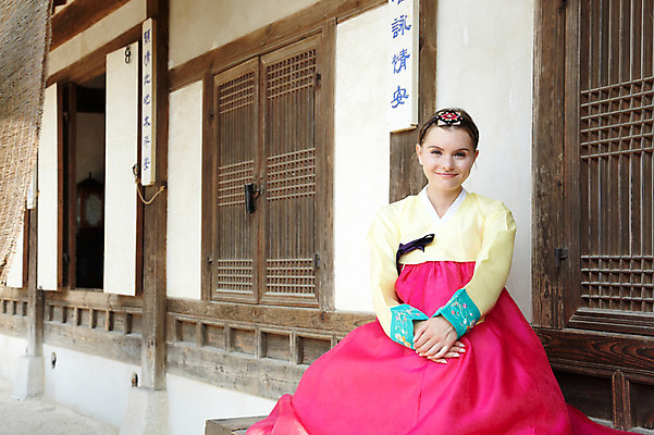 포토 JPG 주간 전신 서양인 외국인 백인 한국문화 한국전통 전통 라이프스타일 건축물 여자 전통문화 문화 여행 고건축 한국건축 한옥 한국 한명 미소 웃음 사람 앉기 20대 성인 야외 건물 앞모습 여행객 문 체험 전통의상 한복 즐거움 과거 전통체험 남산한옥마을 한옥마을 국내여행 여자만 여자한명만 성인여자만 청년만 청년여자만 성인한명만 청년여자한명만 성인여자한명만 성인만 국내포토 자연요소 1 동양문화 건축 감정 아시아 뷰포인트 컨셉 모션 서울 표정 인종 청년 생활 마을 파일형식