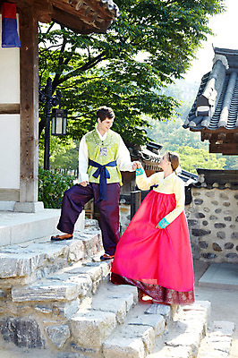 포토 JPG 주간 전신 서양인 외국인 나무 식물 백인 한국문화 한국전통 전통 라이프스타일 건축물 커플 여자 남자 전통문화 문화 커플라이프 여행 고건축 한국건축 한옥 한국 서기 미소 웃음 사람 20대 성인 야외 두명 건물 앞모습 여행객 마주보기 계단 손잡기 체험 전통의상 한복 즐거움 청사초롱 과거 전통체험 남산한옥마을 한옥마을 국내여행 청년만 성인만 국내포토 자연요소 동양문화 건축 감정 아시아 뷰포인트 컨셉 관계 모션 서울 표정 인종 청년 생활 마을 초롱 파일형식