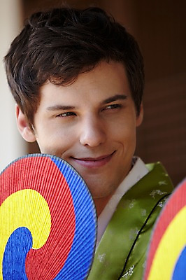 포토 JPG 주간 서양인 외국인 백인 한국문화 한국전통 전통 라이프스타일 응시 남자 전통문화 문화 여행 한국 한명 미소 웃음 사람 상반신 20대 성인 야외 앞모습 아웃포커스 여행객 체험 부채 전통의상 한복 즐거움 과거 전통체험 남산한옥마을 한옥마을 태극선 전통부채 국내여행 남자만 남자한명만 성인남자만 청년만 청년남자만 청년남자한명만 성인한명만 성인남자한명만 성인만 국내포토 자연요소 1 동양문화 시선 감정 아시아 뷰포인트 컨셉 한옥 서울 촬영기법 표정 인종 청년 생활 마을 파일형식