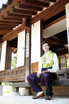 포토 JPG 주간 전신 서양인 외국인 백인 한국문화 한국전통 전통 라이프스타일 건축물 남자 전통문화 문화 여행 고건축 한국건축 한옥 한국 한명 들기 사람 앉기 20대 성인 야외 건물 앞모습 여행객 체험 마루 부채 전통의상 한복 즐거움 과거 처마 전통체험 남산한옥마을 한옥마을 국내여행 남자만 남자한명만 성인남자만 청년만 청년남자만 청년남자한명만 성인한명만 성인남자한명만 성인만 국내포토 자연요소 1 동양문화 건축 감정 아시아 뷰포인트 컨셉 모션 바닥 서울 인종 청년 생활 마을 파일형식