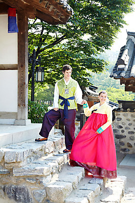 포토 JPG 주간 전신 서양인 외국인 나무 식물 백인 한국문화 한국전통 전통 라이프스타일 건축물 커플 응시 여자 남자 전통문화 문화 커플라이프 여행 고건축 한국건축 한옥 한국 서기 미소 웃음 사람 20대 성인 야외 두명 건물 앞모습 여행객 계단 손잡기 체험 전통의상 한복 즐거움 청사초롱 과거 전통체험 남산한옥마을 한옥마을 국내여행 청년만 성인만 국내포토 자연요소 동양문화 시선 건축 감정 아시아 뷰포인트 컨셉 관계 모션 서울 표정 인종 청년 생활 마을 초롱 파일형식