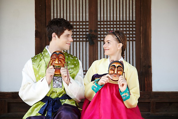 포토 JPG 주간 서양인 외국인 백인 한국문화 한국전통 전통 라이프스타일 건축물 커플 여자 남자 전통문화 문화 커플라이프 여행 고건축 한국건축 한옥 한국 가면 미소 웃음 들기 사람 앉기 20대 성인 야외 두명 건물 앞모습 여행객 문 마주보기 체험 전통의상 한복 즐거움 과거 탈 전통체험 남산한옥마을 한옥마을 국내여행 부네탈 양반탈 청년만 성인만 국내포토 자연요소 동양문화 건축 감정 아시아 뷰포인트 컨셉 관계 모션 서울 표정 인종 청년 생활 마을 전통탈 파일형식