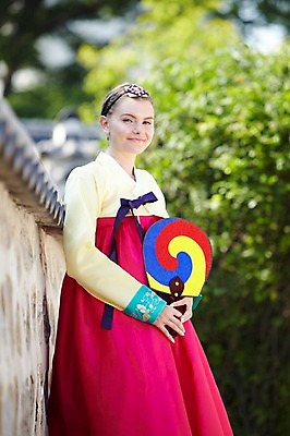 포토 JPG 주간 서양인 외국인 나무 식물 백인 한국문화 한국전통 전통 라이프스타일 건축물 여자 전통문화 문화 여행 고건축 한국건축 한옥 한국 한명 서기 미소 웃음 들기 사람 20대 성인 야외 건물 앞모습 아웃포커스 담장 여행객 체험 부채 전통의상 한복 즐거움 과거 전통체험 남산한옥마을 한옥마을 태극선 전통부채 국내여행 여자만 여자한명만 성인여자만 청년만 청년여자만 성인한명만 청년여자한명만 성인여자한명만 성인만 국내포토 자연요소 1 동양문화 건축 감정 아시아 뷰포인트 컨셉 모션 서울 촬영기법 표정 인종 청년 생활 마을 파일형식