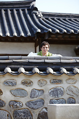 포토 JPG 주간 서양인 외국인 백인 한국문화 한국전통 전통 라이프스타일 건축물 남자 전통문화 문화 여행 고건축 한국건축 지붕 한옥 한국 기와 기와집 한명 미소 웃음 사람 상반신 20대 성인 야외 건물 앞모습 담장 여행객 체험 전통의상 한복 즐거움 과거 전통체험 남산한옥마을 한옥마을 국내여행 남자만 남자한명만 성인남자만 청년만 청년남자만 청년남자한명만 성인한명만 성인남자한명만 성인만 국내포토 자연요소 1 동양문화 건축 감정 아시아 뷰포인트 컨셉 서울 표정 인종 청년 생활 마을 파일형식