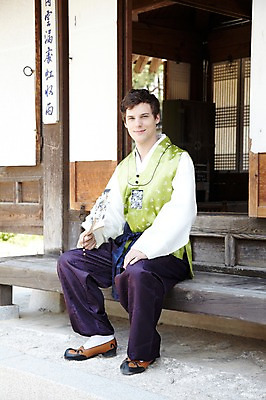 포토 JPG 주간 전신 서양인 외국인 백인 한국문화 한국전통 전통 라이프스타일 건축물 남자 전통문화 문화 여행 고건축 한국건축 한옥 한국 한명 들기 사람 앉기 20대 성인 야외 건물 앞모습 여행객 체험 마루 부채 전통의상 한복 즐거움 과거 전통체험 남산한옥마을 한옥마을 국내여행 남자만 남자한명만 성인남자만 청년만 청년남자만 청년남자한명만 성인한명만 성인남자한명만 성인만 국내포토 자연요소 1 동양문화 건축 감정 아시아 뷰포인트 컨셉 모션 바닥 서울 인종 청년 생활 마을 파일형식