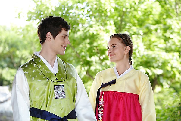 포토 JPG 주간 서양인 외국인 나무 식물 백인 한국문화 한국전통 전통 라이프스타일 커플 여자 남자 전통문화 문화 커플라이프 여행 한국 미소 웃음 사람 상반신 20대 성인 야외 두명 앞모습 아웃포커스 여행객 마주보기 체험 전통의상 한복 즐거움 과거 전통체험 남산한옥마을 국내여행 청년만 성인만 국내포토 자연요소 동양문화 감정 아시아 뷰포인트 컨셉 관계 모션 서울 촬영기법 표정 인종 청년 생활 한옥마을 파일형식