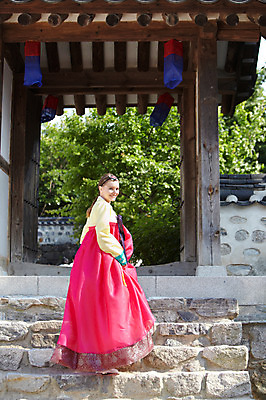 포토 JPG 주간 전신 서양인 외국인 백인 한국문화 한국전통 전통 라이프스타일 건축물 여자 전통문화 문화 여행 고건축 한국건축 한옥 한국 한명 서기 미소 웃음 사람 20대 성인 야외 건물 옆모습 여행객 문 계단 체험 전통의상 한복 즐거움 청사초롱 대문 과거 전통문 전통체험 남산한옥마을 한옥마을 국내여행 여자만 여자한명만 성인여자만 청년만 청년여자만 성인한명만 청년여자한명만 성인여자한명만 성인만 국내포토 자연요소 1 동양문화 건축 감정 아시아 뷰포인트 컨셉 모션 서울 표정 인종 청년 생활 마을 초롱 파일형식